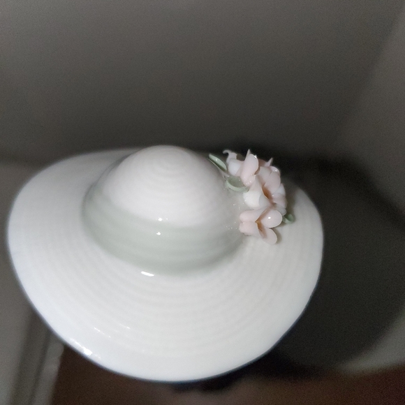 Lladro Susan #05644 - Picture 8 of 11